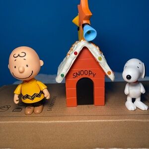Lot of 3Forever Fun Peanuts Snoopy’s Doghouse Display w Lights & Sound Christmas